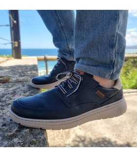 Zapato cómodo y resistente para uso diario. puesto en los pies
