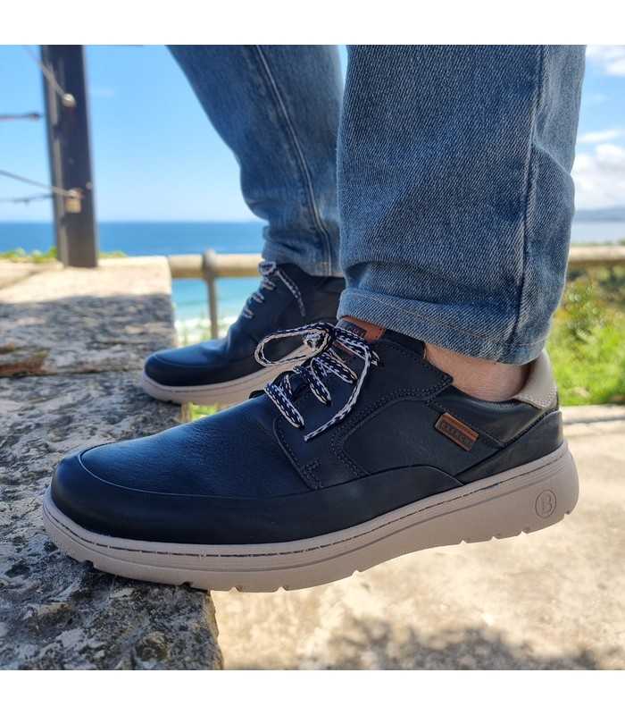 Zapato cómodo y resistente para uso diario. puesto en los pies