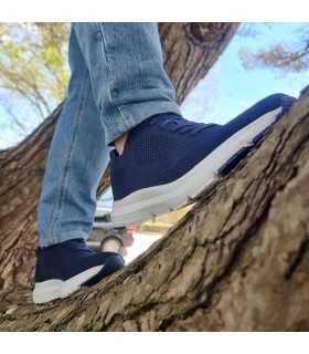 Deportivo textil hombre verano puestos en un hombre posando en una rama.