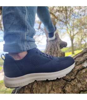 Deportivo ligero textil azul cordón elástico de Nicoboco de hombre en modelo puesto sobre una rama