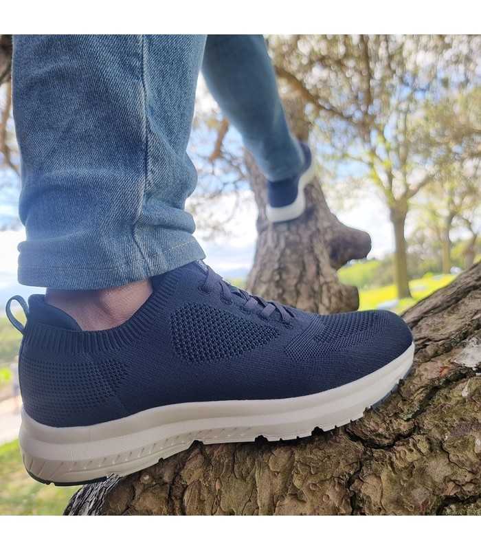 Deportivo ligero textil azul cordón elástico de Nicoboco de hombre en modelo puesto sobre una rama