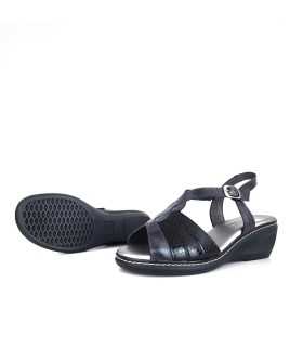 Suela antideslizante de la sandalia cuña negra Doctor Cutillas, ligera y cómoda.
