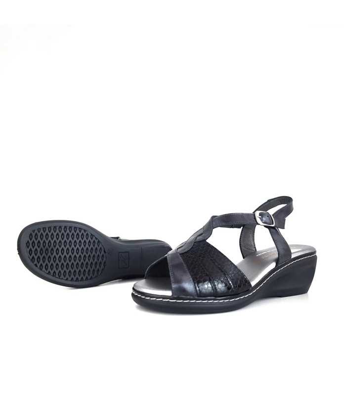 Suela antideslizante de la sandalia cuña negra Doctor Cutillas, ligera y cómoda.