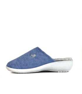 "Vista lateral de la zapatilla de casa mostrando el corte en textil de rizo azul claro y la elegante cuña."