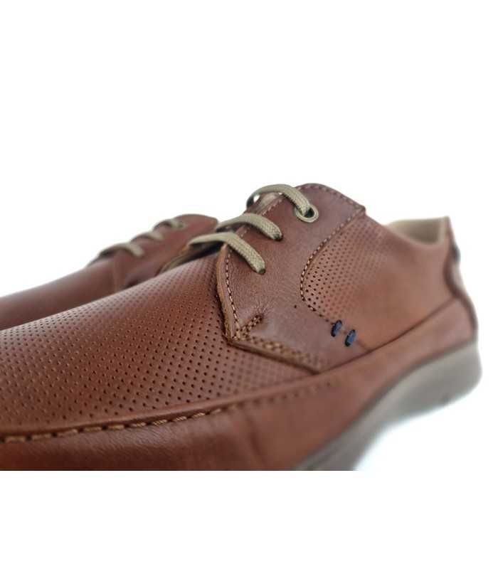 Zapato sport de cordones punteado de Luisetti de piel marron, detalle del cierre cordones