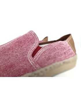 Detalle del corte textil rosa y elásticos laterales para un ajuste cómodo.