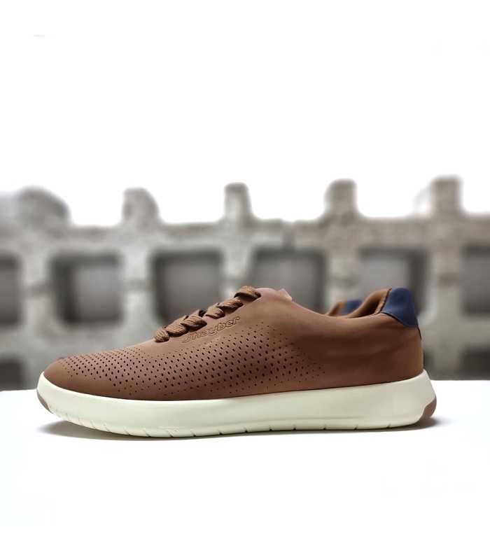 Zapatilla deportiva hombre marrón microperforada Jhayber con cordones y suela blanca