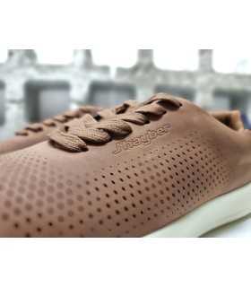 Textura microperforada marrón con diseño efecto piel en el deportivo Chanca de Jhayber