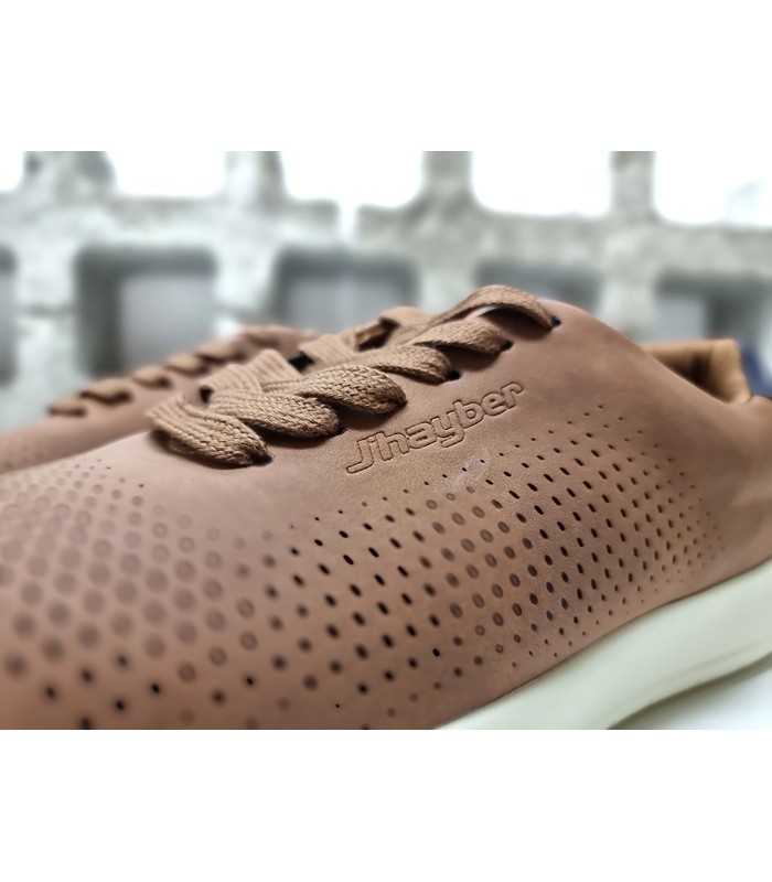 Textura microperforada marrón con diseño efecto piel en el deportivo Chanca de Jhayber