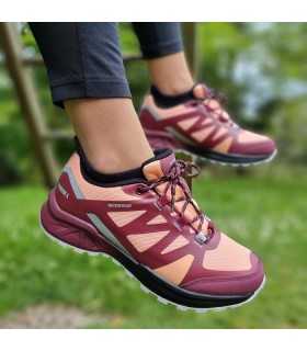 Imagen con zapatillas puestas: Zapatilla trekking Arantxa burdeos mujer en uso