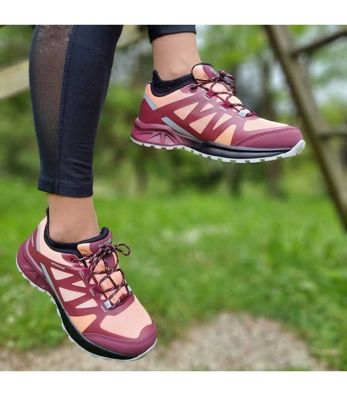 Imagen con zapatillas puestas: Zapatilla trekking Arantxa burdeos mujer en uso