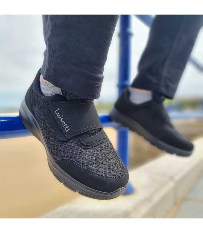 deportivos negros para hombre modelo runner con cierre de velcro fabricado por Luisetti puestos