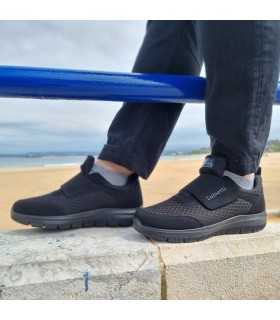 deportivos negros para hombre modelo runner con cierre de velcro fabricado por Luisetti puestos en un hombre