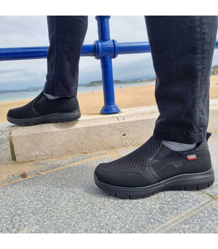deportivo de hombre modelo runner de color negro con elásticos laterales fabricado por Luisetti