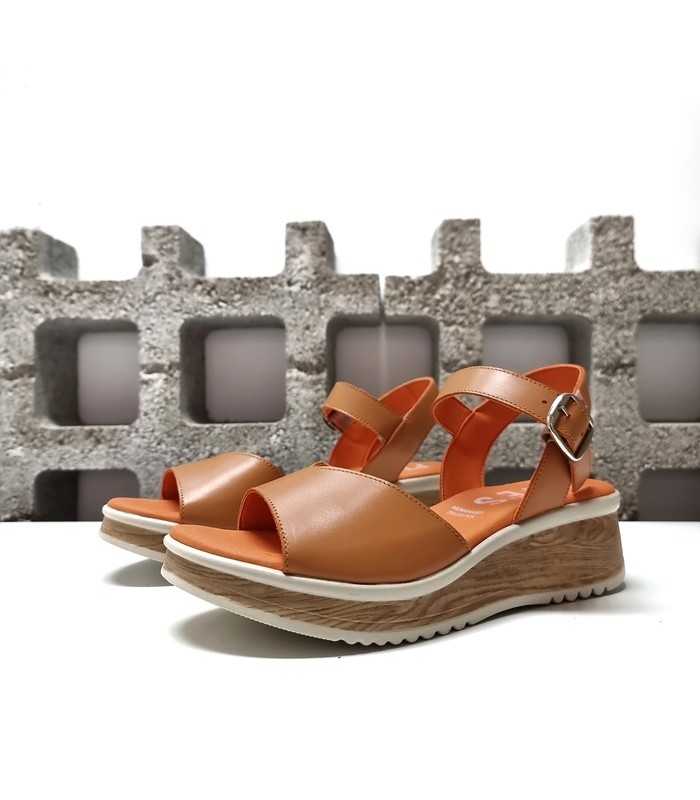Sandalias Pepe Menargues con plataforma y hebilla naranja