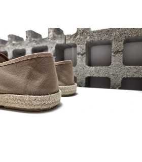 Vista trasera alpargata beige hombre con piso de goma