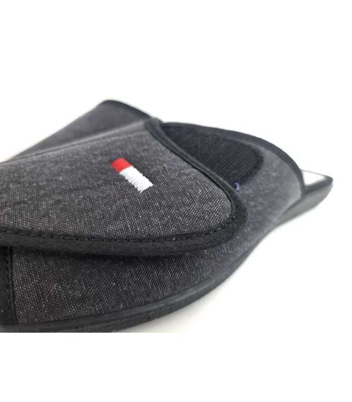 detalle del ajuste con velcro zapatilla casa