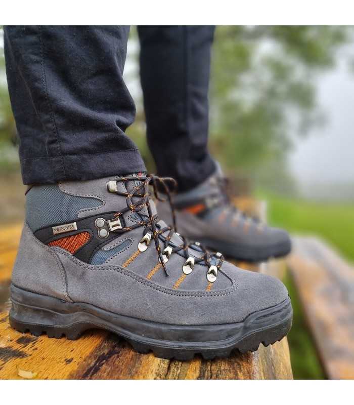 Bota senderismo Notton serraje gris puestas