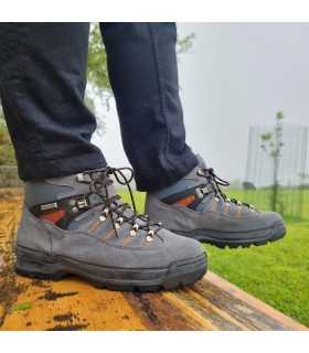 Bota senderismo Notton serraje gris puestas