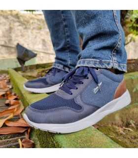 Deportivo hombre textil Chalt de Jahyber azul puestos en modelo combinados con vaqueros