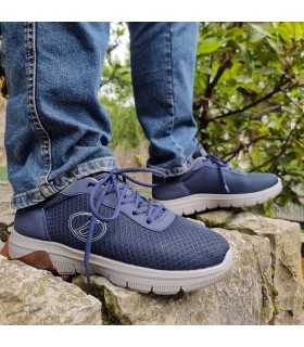 Zapatilla deportiva Runner azul cordones de Luisetti puestas en un hombre