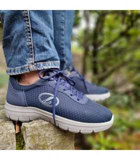 Hombre posando con las Zapatillas deportiva Runner azul cordones de Luisetti