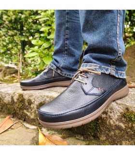 Hombre posando con Zapato sport de cordones punteado de Luisetti de piel azul marino