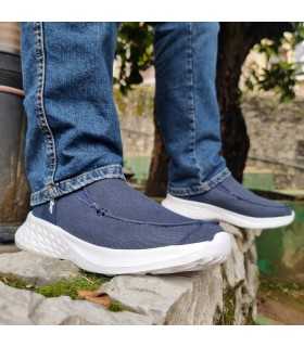 zapato casual azul Jhayber con pantalón puesto