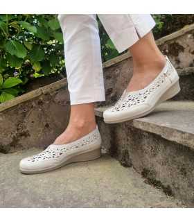 modelo bajando escaleras con los zapatos mocasines beige