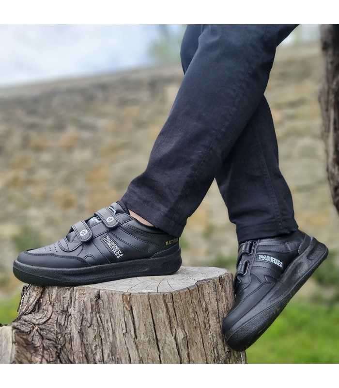 deportivo en piel de hombre modelo estrella en negro con cierre de velcros fabricado por Paredes