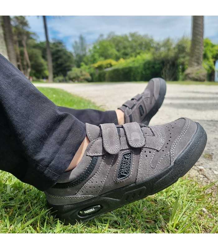 zapatilla deportiva para hombre de piel de serraje con cierre de velcros con horma ancha fabricado por Paredes de color gris