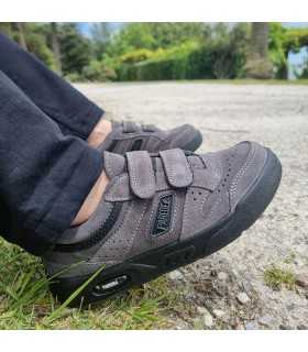 zapatillas deportivas para hombre de piel de serraje con cierre de velcros con horma ancha fabricado por Paredes de color gris