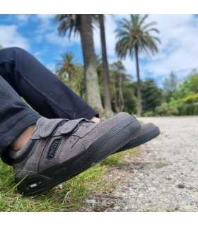 zapatilla deportiva para hombre de piel de serraje con cierre de velcros con horma ancha fabricado por Paredes de color gris