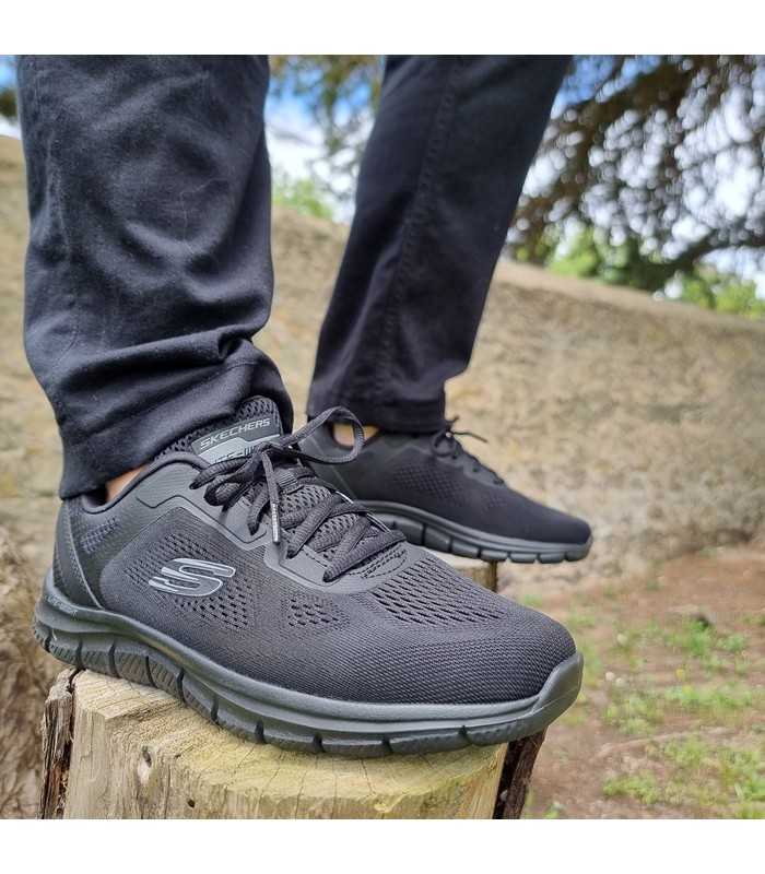 zaptillas hombre negras Track Broader de Skechers puestas en un hombre