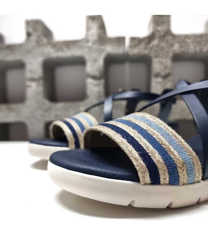 Detalle de rafia y piel azul marino cruzadas