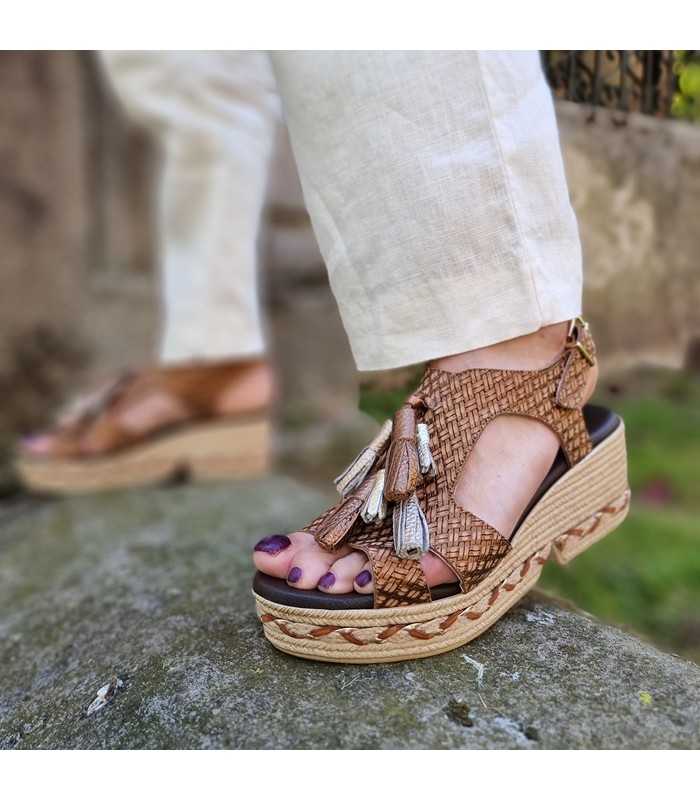 Sandalia plataforma Rodas marrón de Nival puesta em modelo.