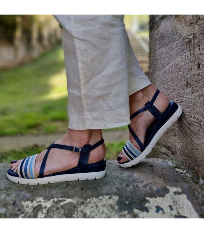 Sandalia mujer azul Flexia puesta con outfit veraniego