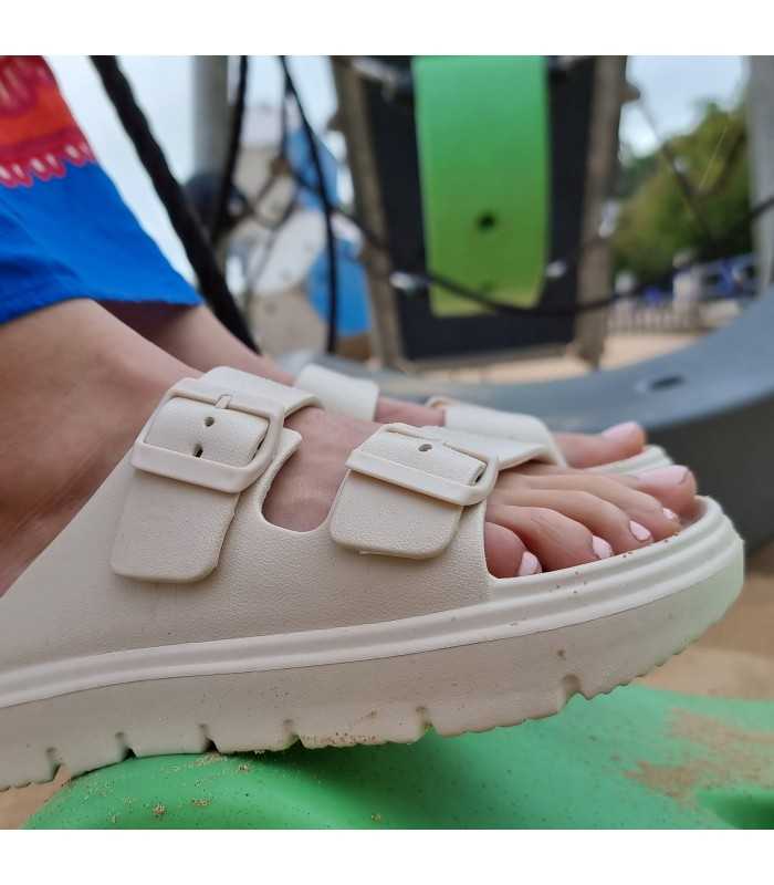 Sandalia dos hebillas playa tipo Bikerston de Nicoboco beige