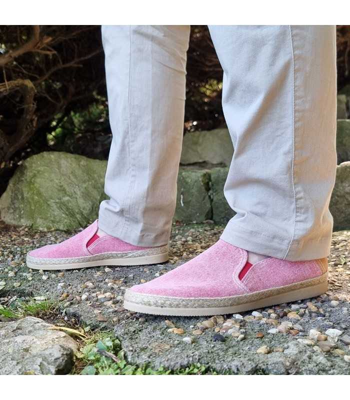 vista de perfil de las alpargatas rosas puestas en los pies