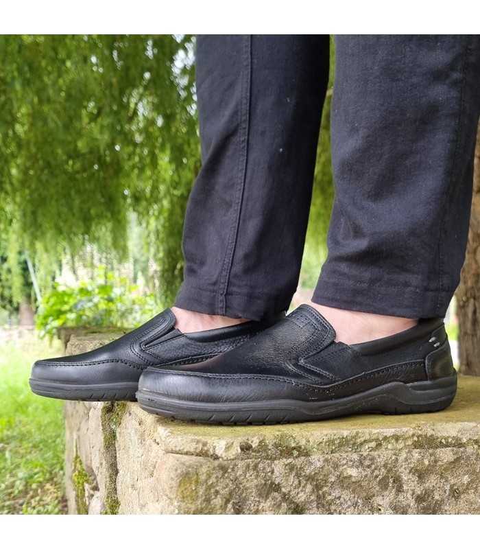 Mocasines de sport fabricado por Lusetti en piel negra puestos
