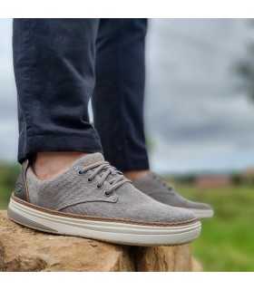 Zapato deportivo hombre Hyland-Ratner de Skechers gris puestas en un hombre