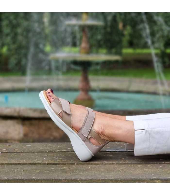 Sandalias con talón horma ancha pieles beige de Lumel puesta en los pies