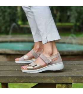 Sandalias con talón horma ancha pieles beige de Lumel luciéndola una modelo