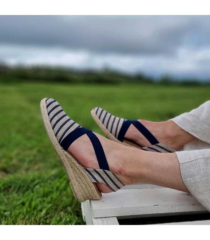 alpargatas rayas azules con cuña media para mujer con ellas puestas
