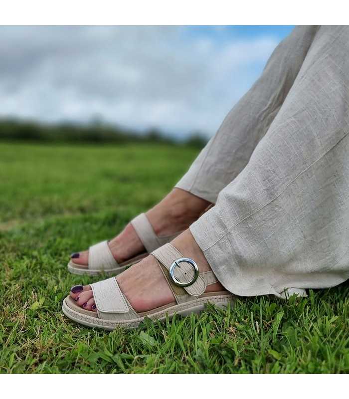 Sandalia mujer Ambar de Suave by Leyland puestas en los pies