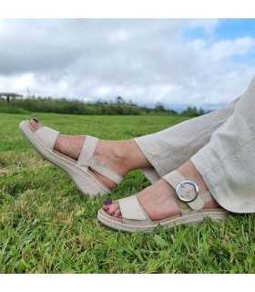 modelo posando con las sandalias beige con falda beige