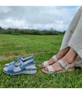 Sandalia de piel aazul o beige con cierre dos velcros de Suave con ellas puestas