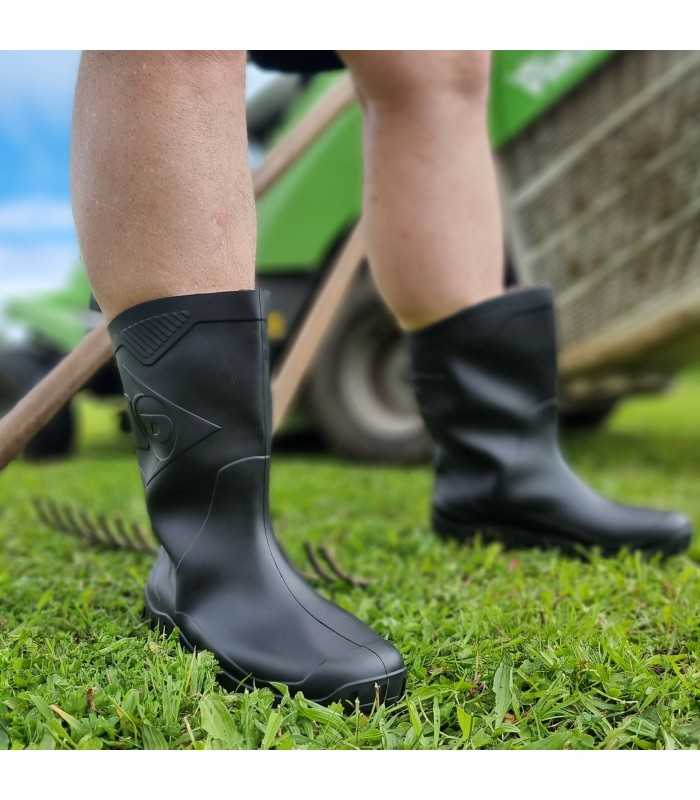 Botas de agua caña baja negra con ellas puestas de Avinsa