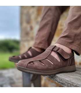 sandalia piel nobuk marron hombre con ellas puestas