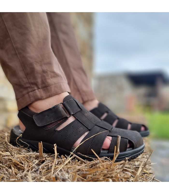 hombre posando con las sandalias marrones de Vicmart puestas